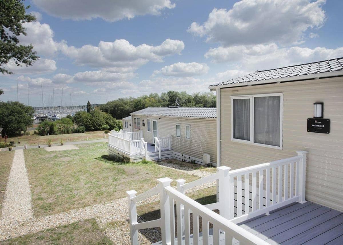 Mercury Yacht Harbour And Holiday Park Lower Swanwick ภายนอก รูปภาพ